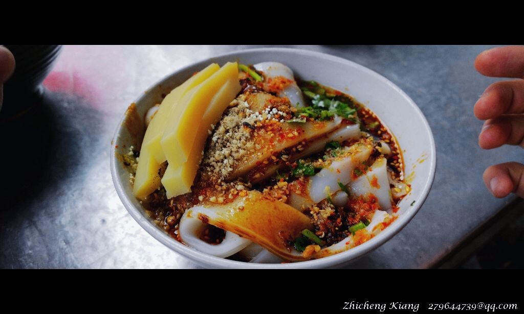 在八街最为有名的美食之一便是八街凉卷粉,几乎每一个老卖卷粉的老人