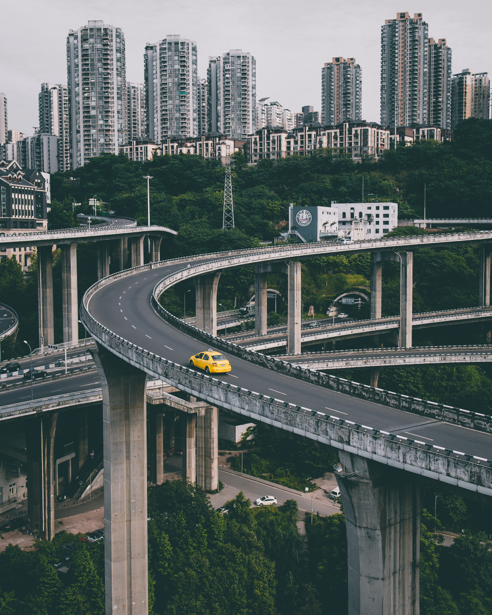 高架桥与小黄车