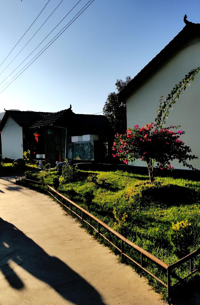 《山水农庄映余晖》