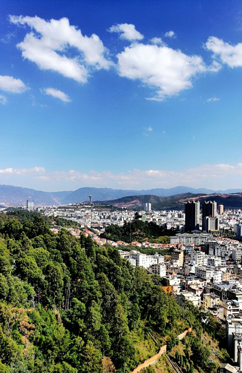 洱蓝白云下关城