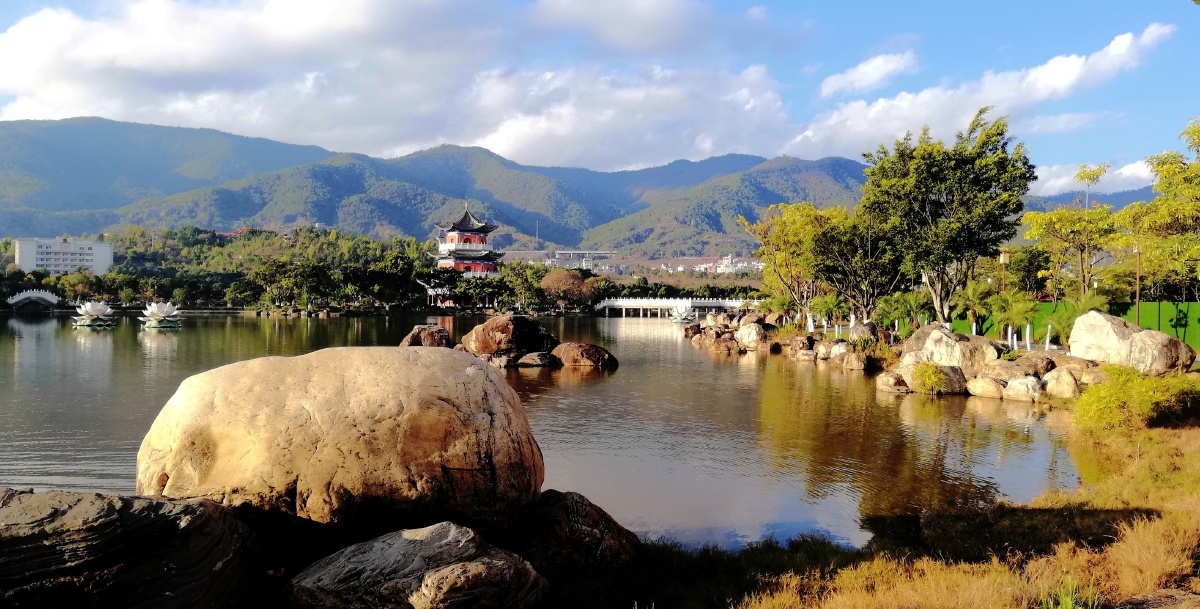 小城溪湖映佳景云南新平彝族傣族县城溪湖202201