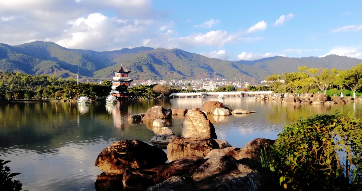 小城溪湖映佳景云南新平彝族傣族县城溪湖202201