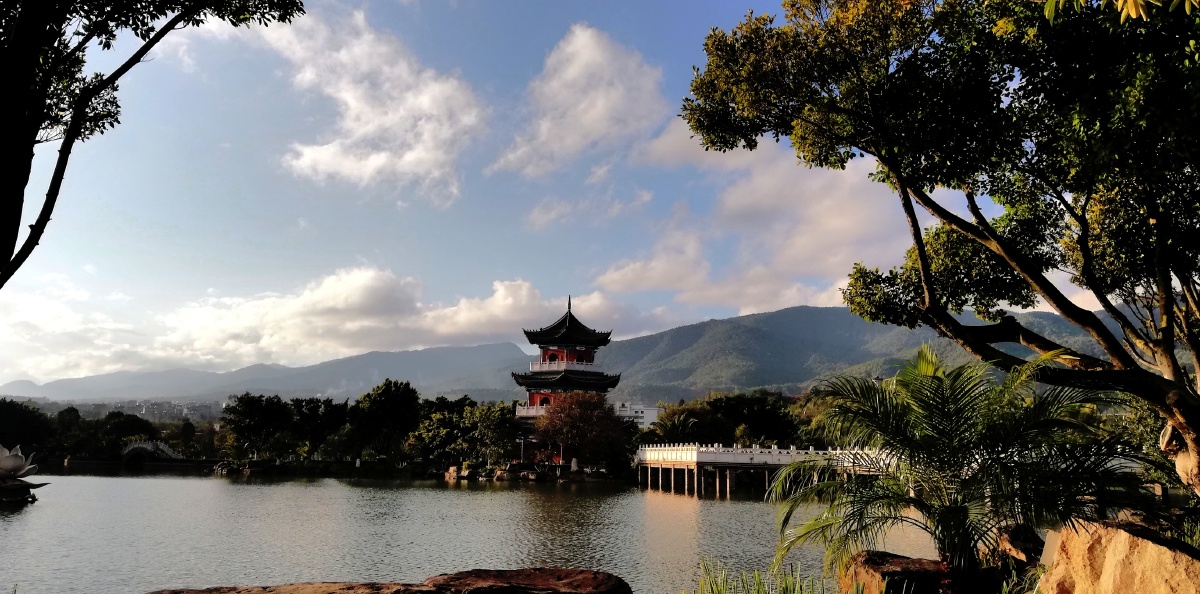 小城溪湖映佳景云南新平彝族傣族县城溪湖202201