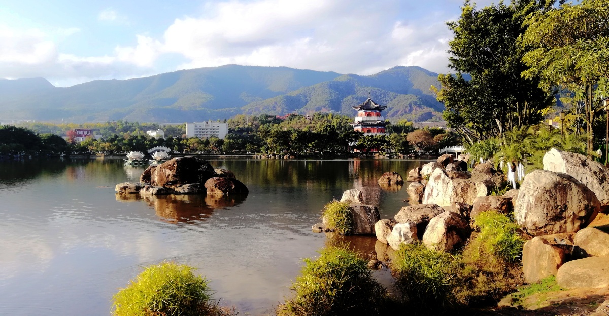 小城溪湖映佳景云南新平彝族傣族县城溪湖202201