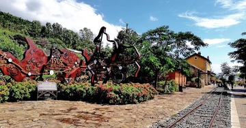 408900