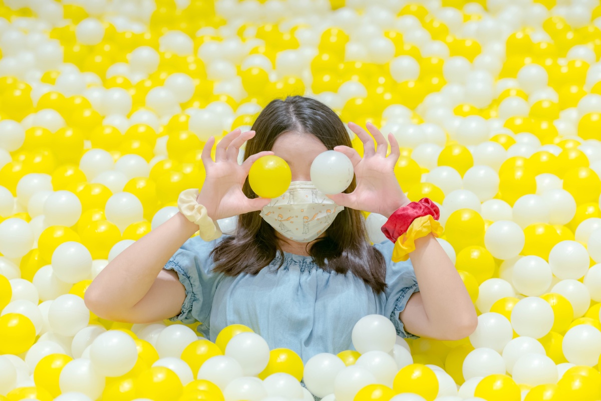 小孩啊工作之余偶尔回到曾经的儿童乐园回到海洋球池里放空一下自己让