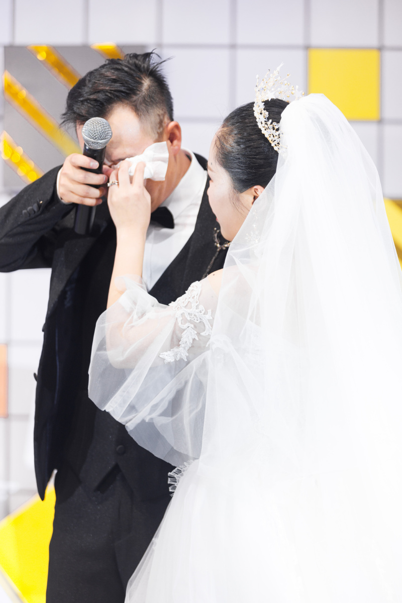婚礼很拍纪实.新娘帮新郎擦眼泪