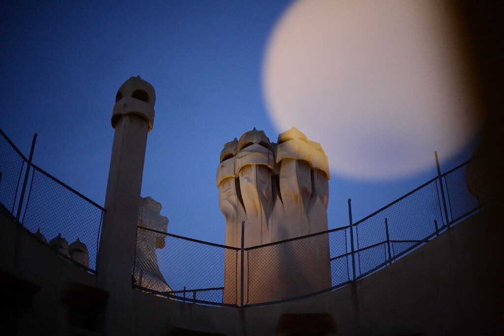 CASA Milà(米拉之家)夜间十点的天 平台上的烟囱 和高迪的宠儿: 戴头盔的士兵造型