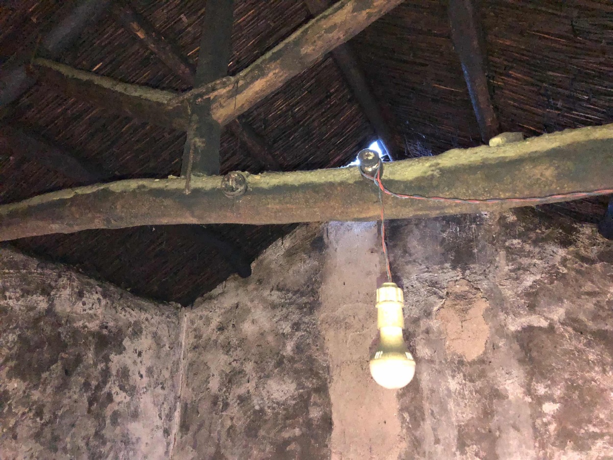 老家的厨房屋顶,农村称之为锅屋,我们吃饭长大的地方