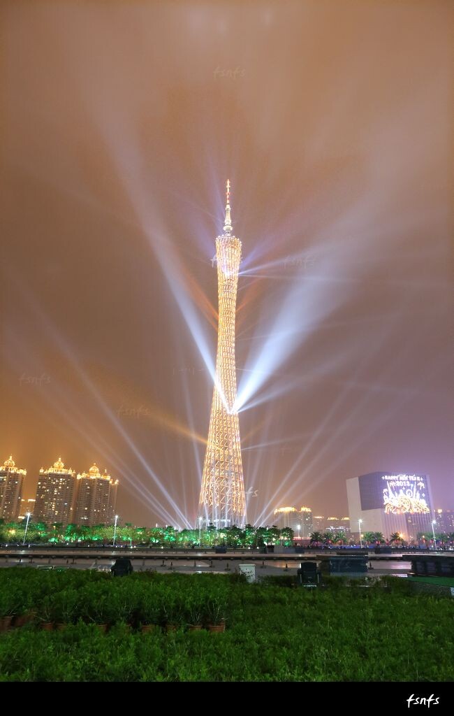 广州小蛮腰放光芒<br />
赤岗塔