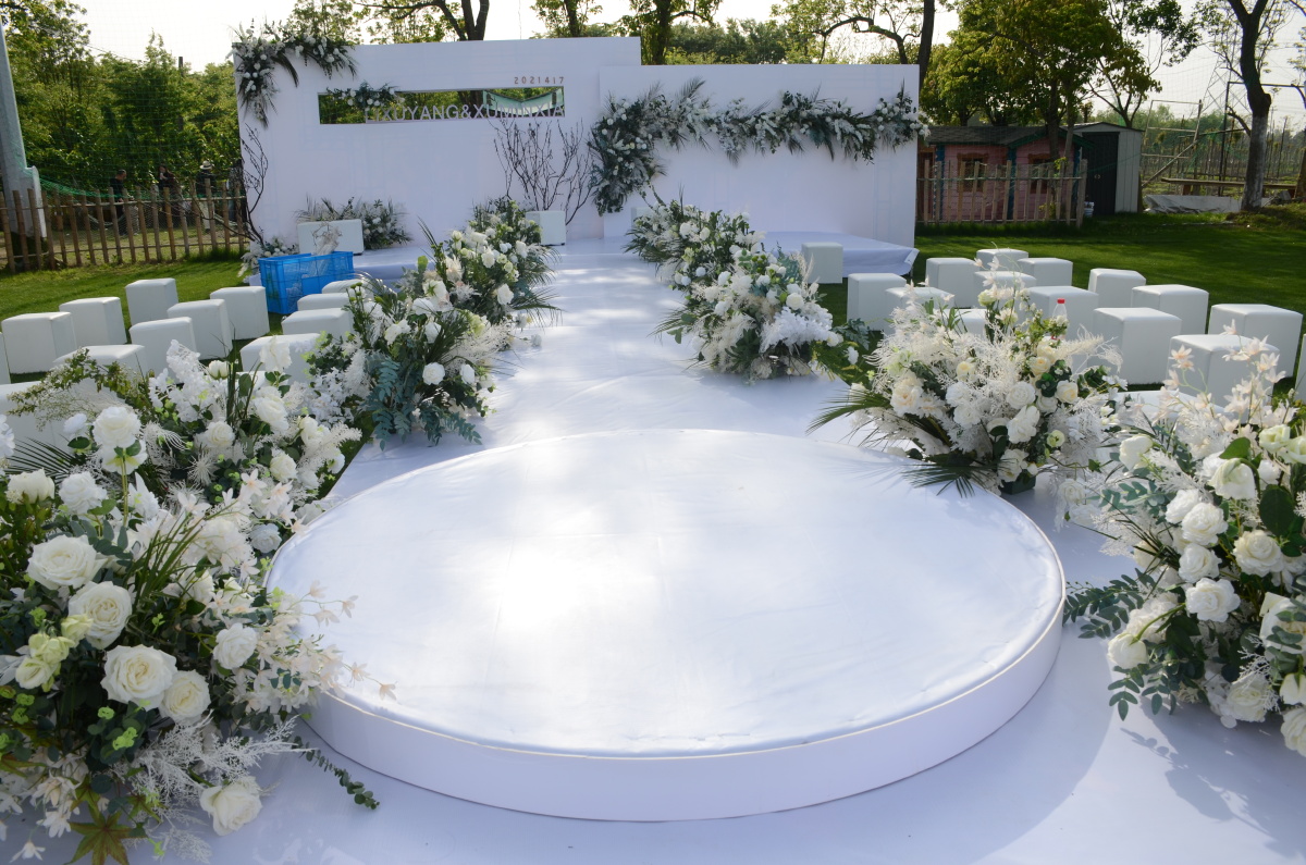 草坪婚礼舞台
