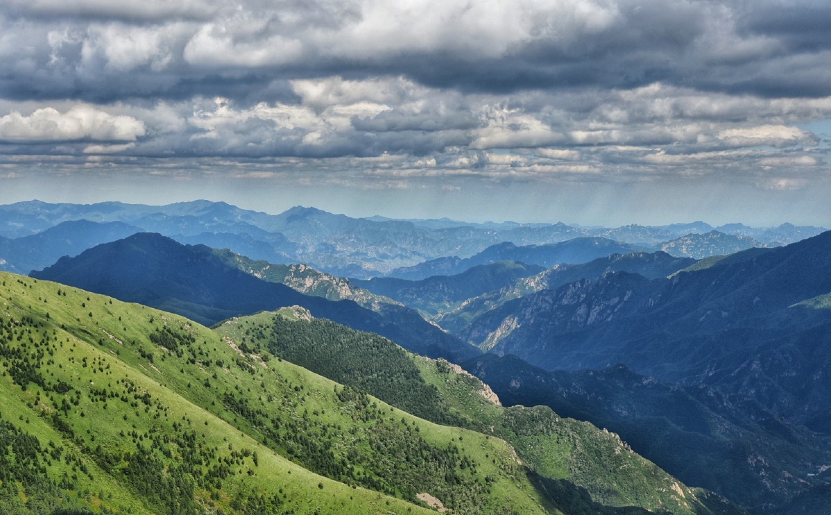会当凌绝顶一览众山小费尽九牛二虎之力爬上山巅视野豁然开朗无限风光