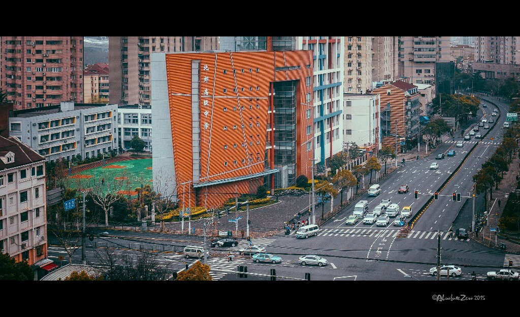 北郊高级中学——前身是1897年建校的晏摩氏女中和1906年建校的沪江大学附中。1952年12月两校合并,改名为上海市北郊中学。1960年被命名为虹口区重点中学。 2001年4月更名为上海市北郊高级中学。2005年9月被命名为上海市实验性示范性高级中学。