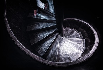 737181