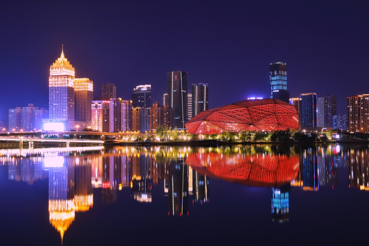 中国红——沈阳浑河夜色与盛京大剧院 盛京大剧院不时变幻的灯光色彩