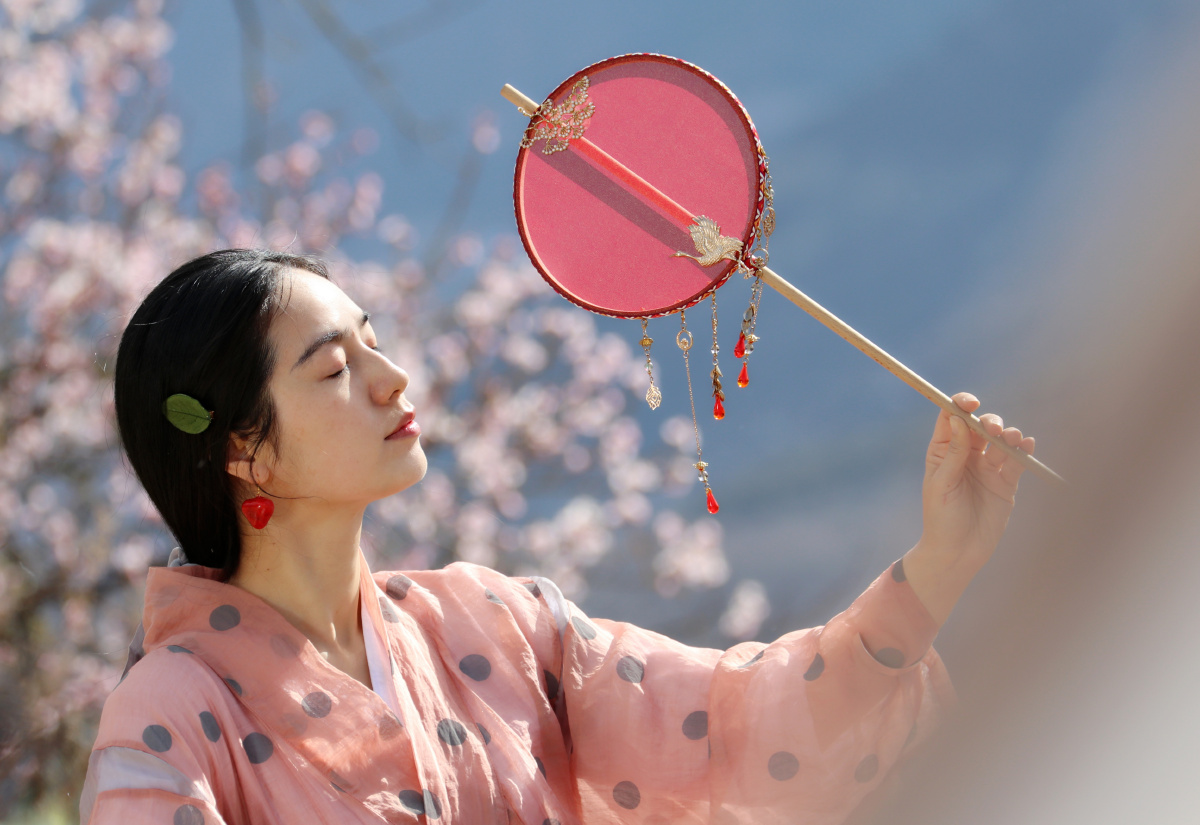 持扇的冷梅拍于雅鲁藏布江大峡谷索松村