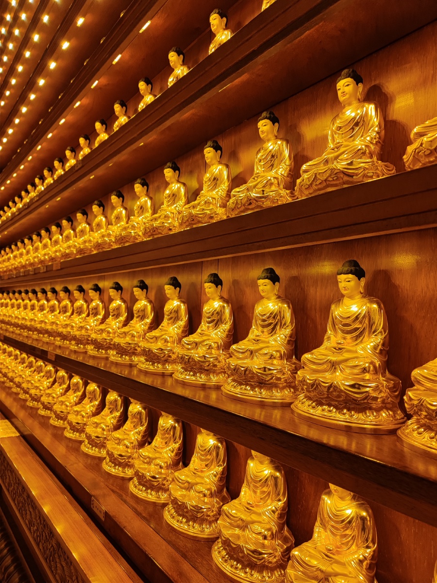 一堆金色佛像
