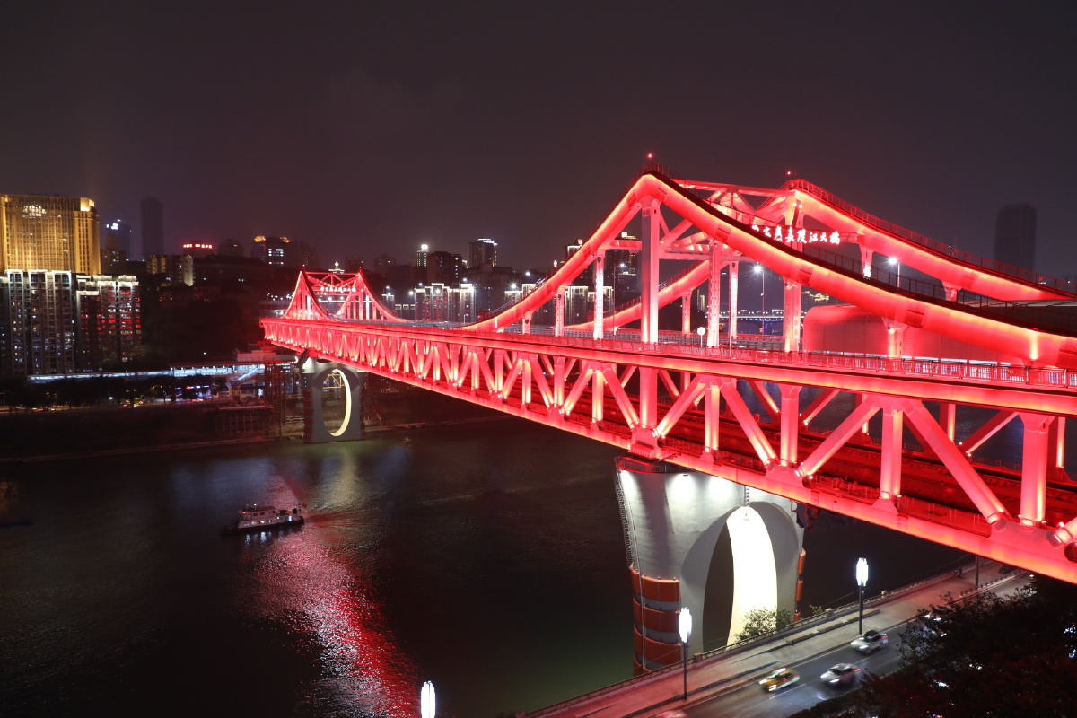 重庆嘉陵江曾家岩大桥昨晚10点通车.