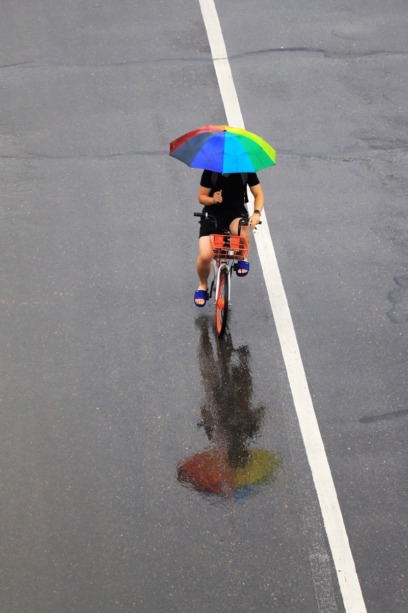 《雨中骑行》