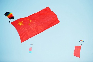 空军跳伞队-五星红旗迎风飘扬.jpg