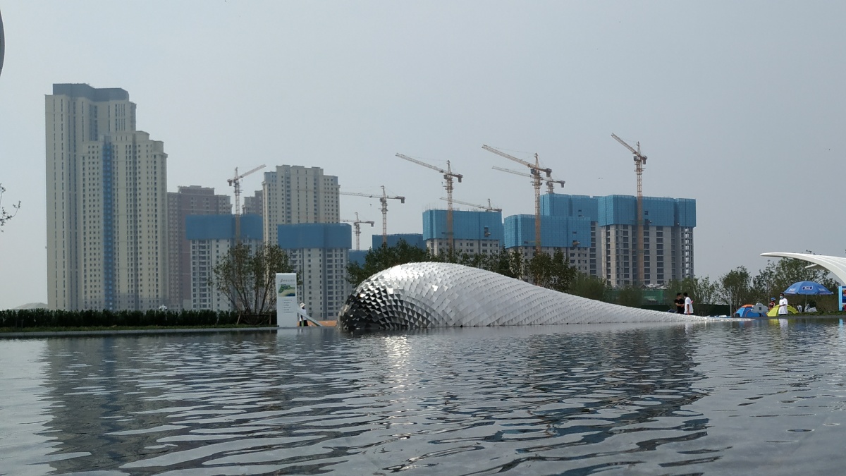 滨海新区有个地标建筑物浪花艺术馆实为楼盘售楼部内外都有文艺范