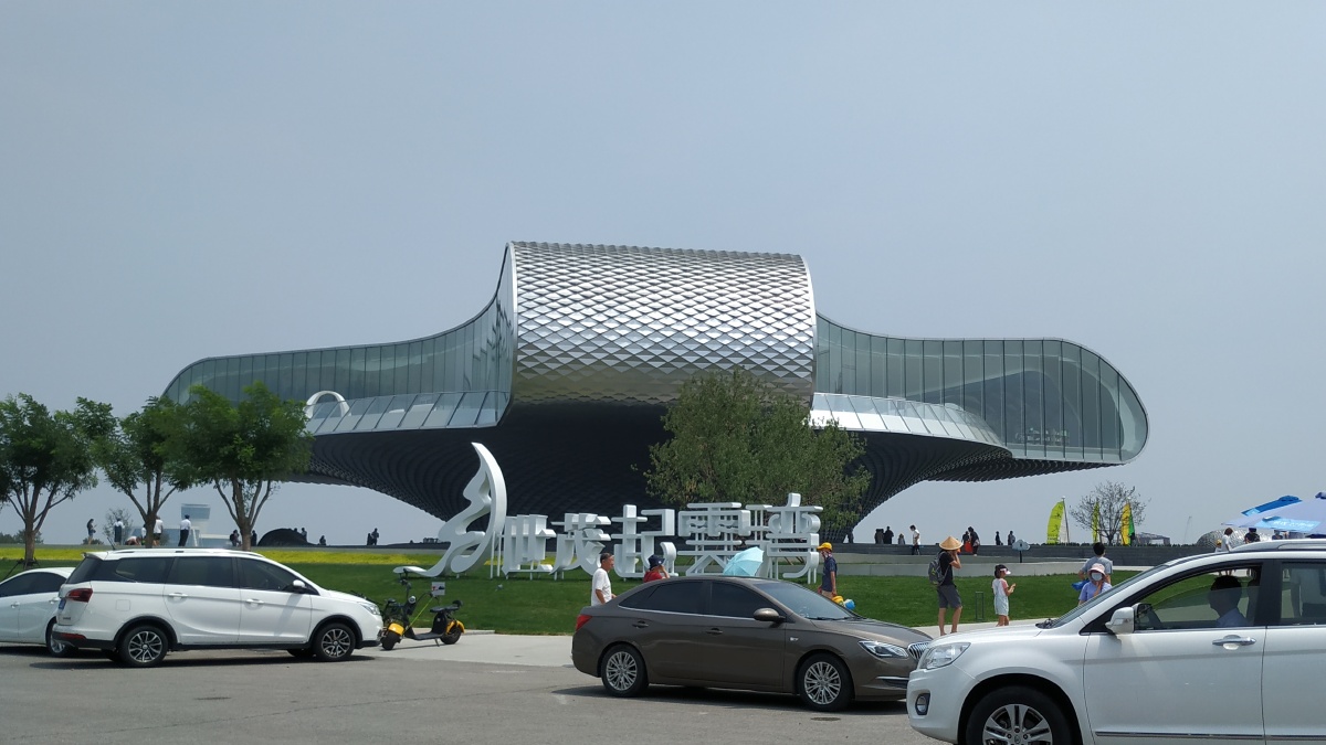 滨海新区有个地标建筑物浪花艺术馆实为楼盘售楼部内外都有文艺范