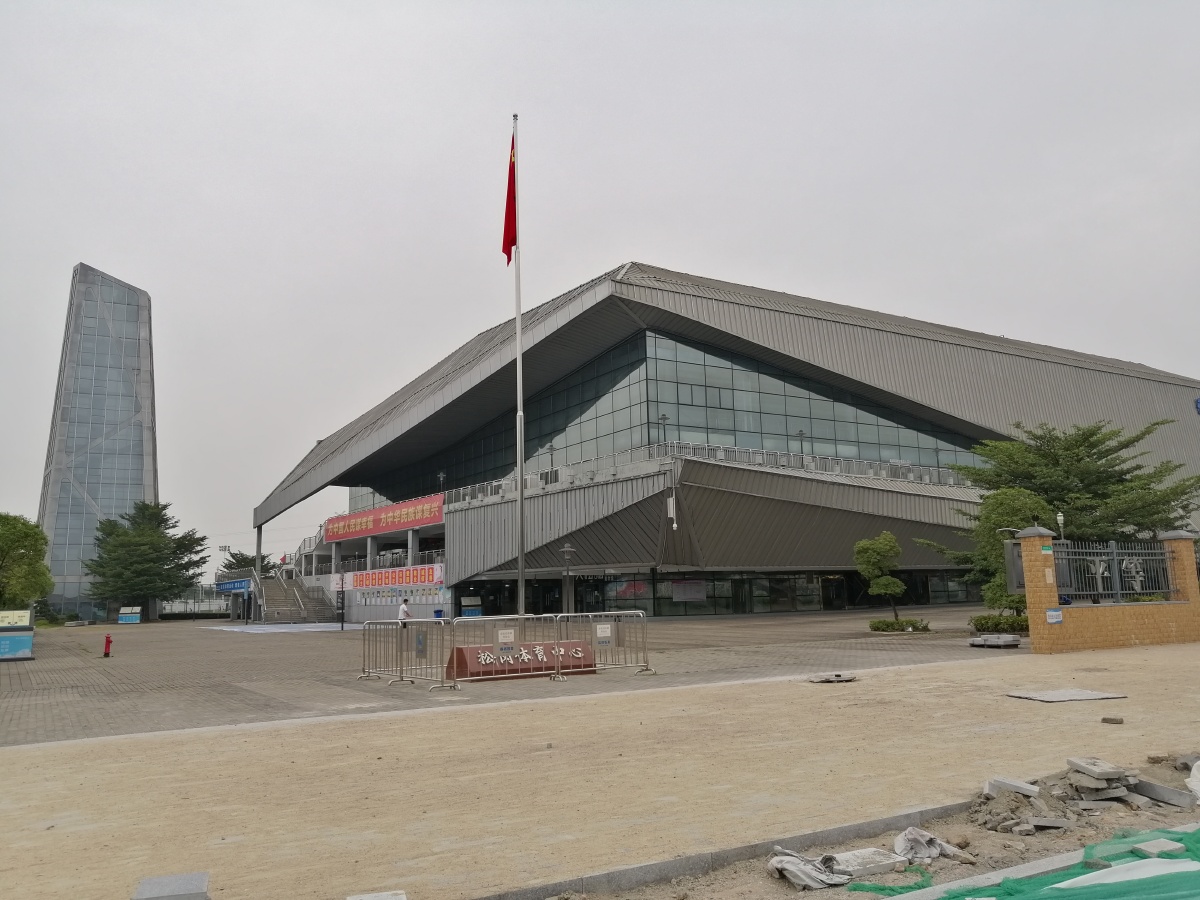 正在修建中的松岗体育中心拍于深圳松岗镇