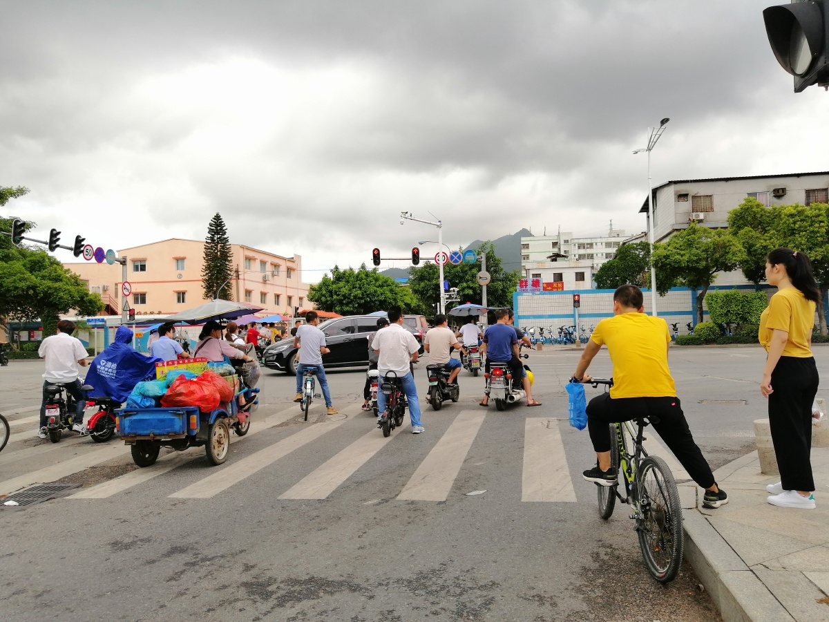 争先恐后实拍东莞长安宵边工业区早上工人们正在整装待发去上班那场面