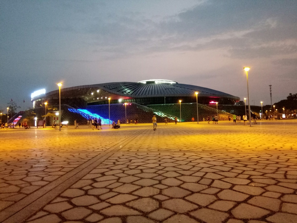 夜幕下的长安体育馆