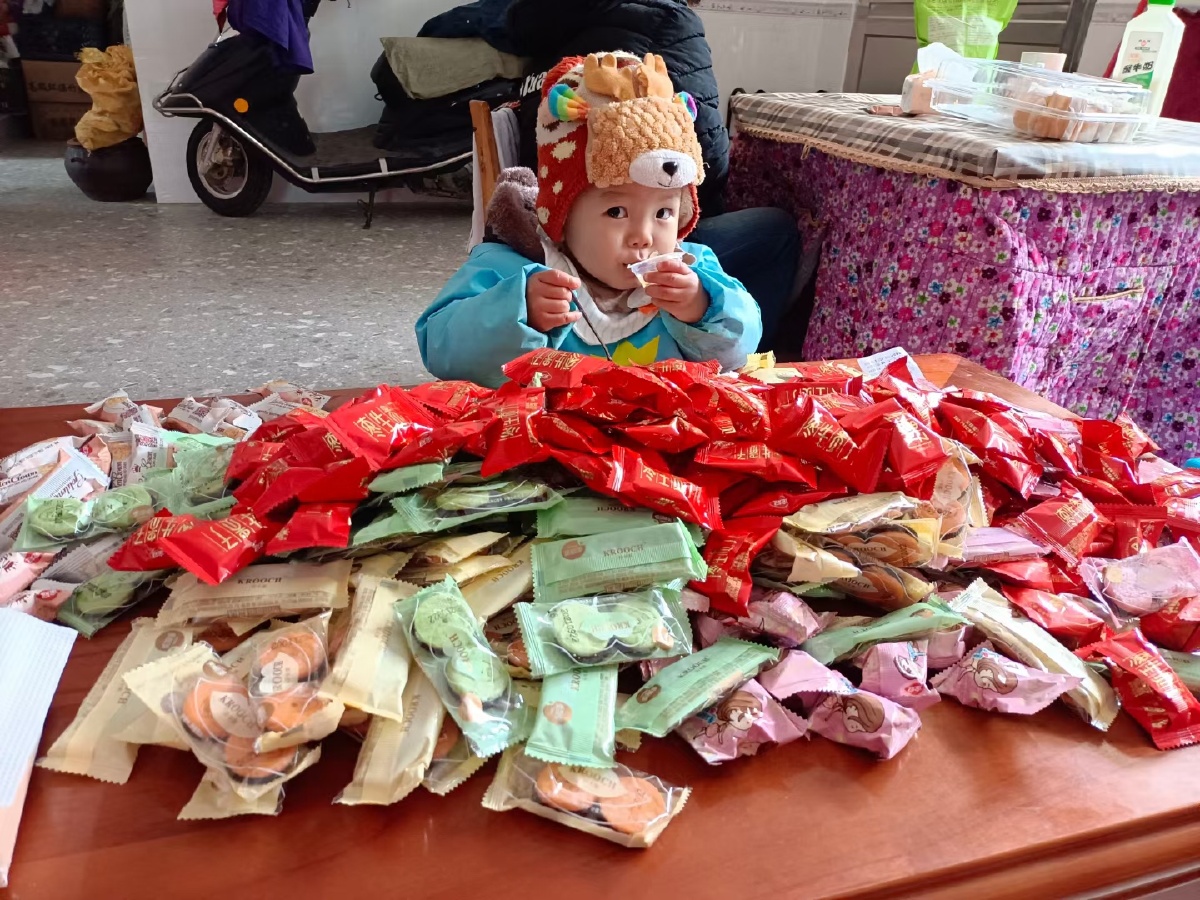 农村娃过年的样子拍于湖南瑶乡