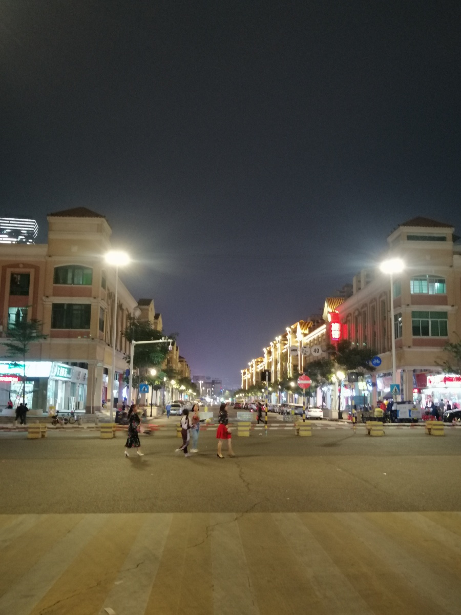 锦厦步行街拍于东莞长安锦厦步行街之夜景