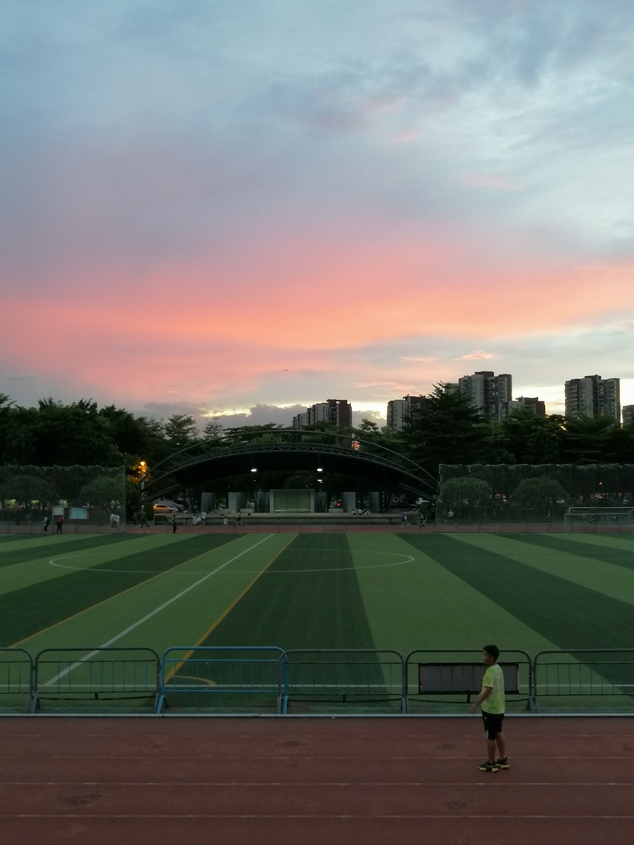 夕阳红拍于东莞长安体育公园