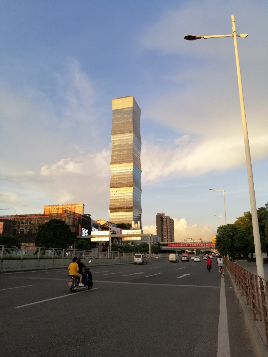 黄昏下的万科大厦拍于东莞第五高楼长安万科大厦