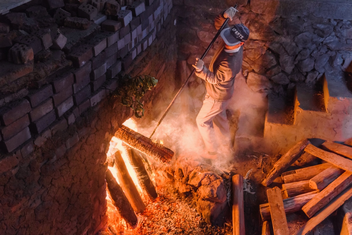 凌准古龙窑烧窑人