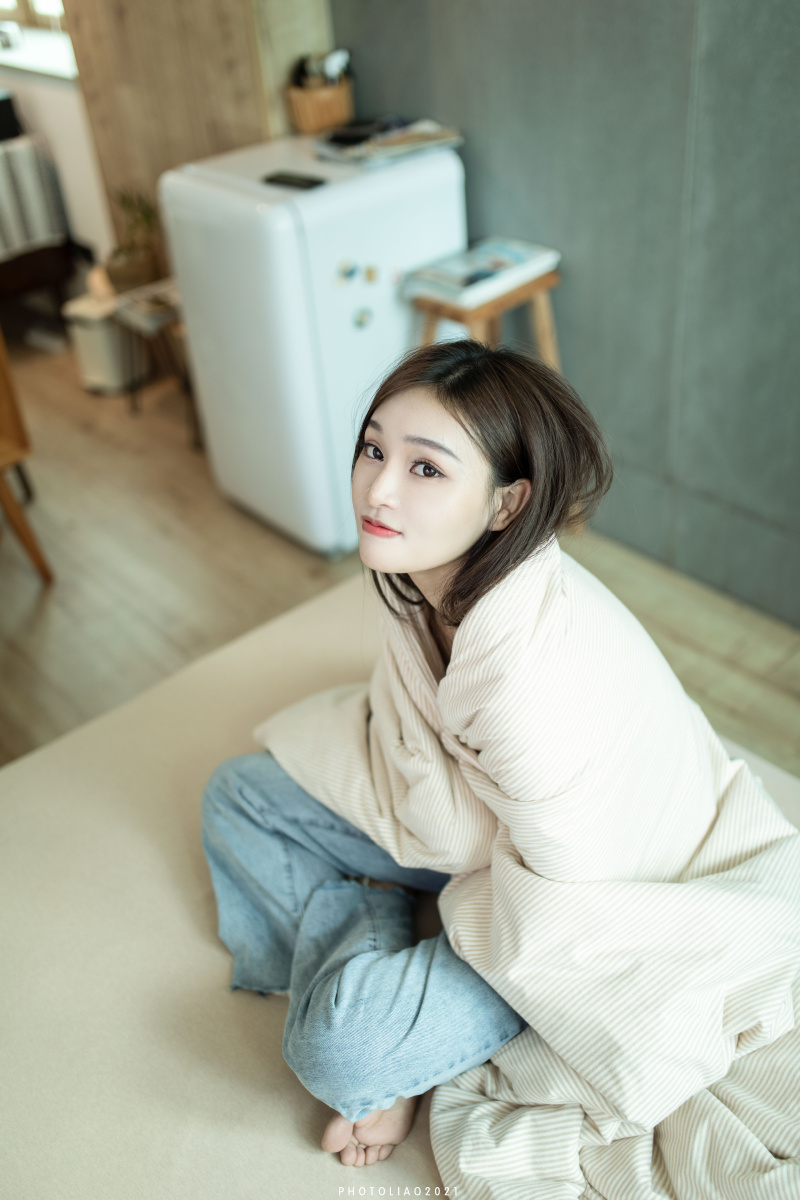 夏天快乐慵懒风少女居家写真