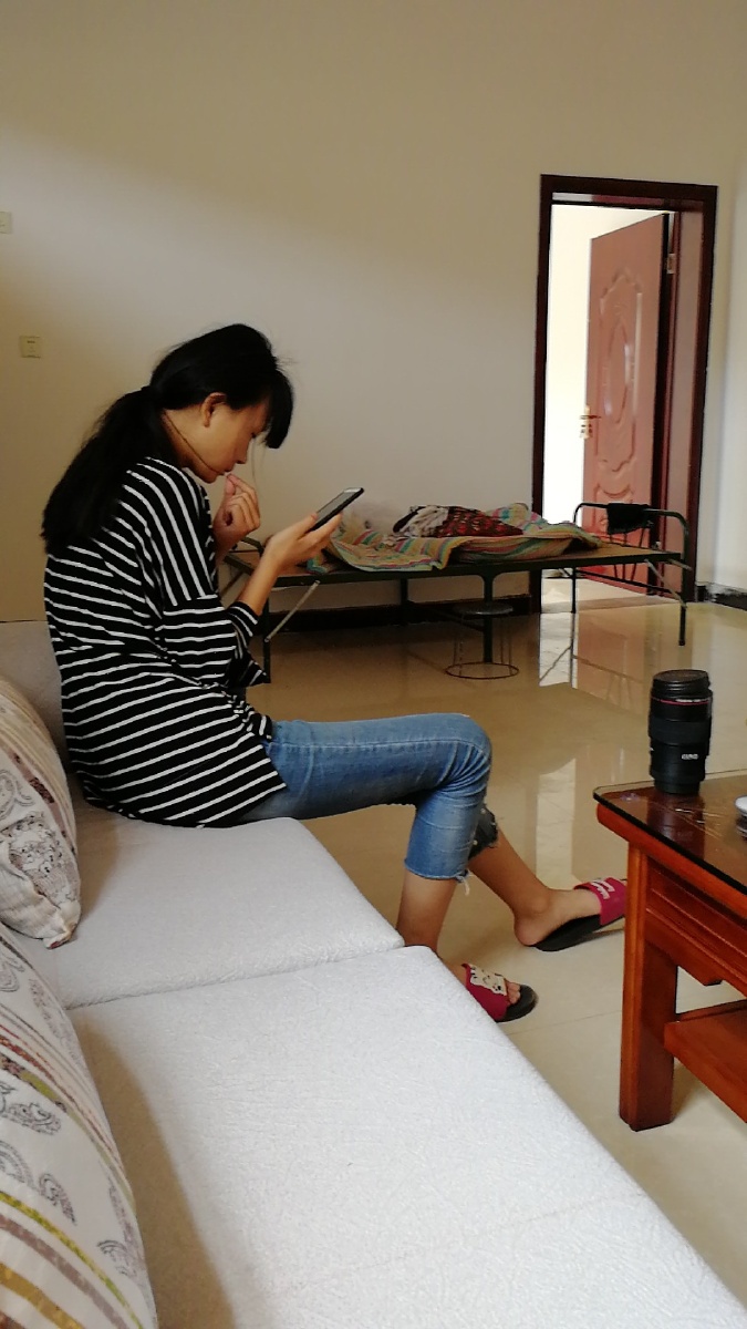 宅在家里玩手机