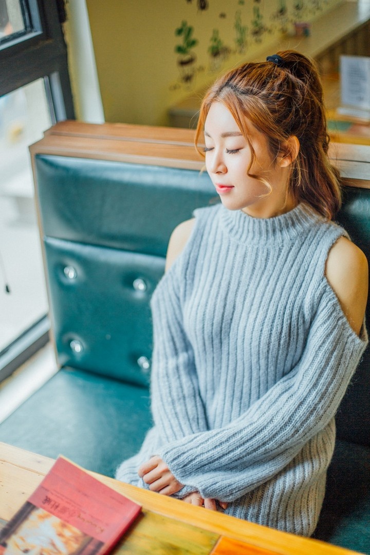 文艺气质清纯美女下午茶写真图片