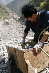 2007年4月6日，在金矿区干活的工人。 (5)