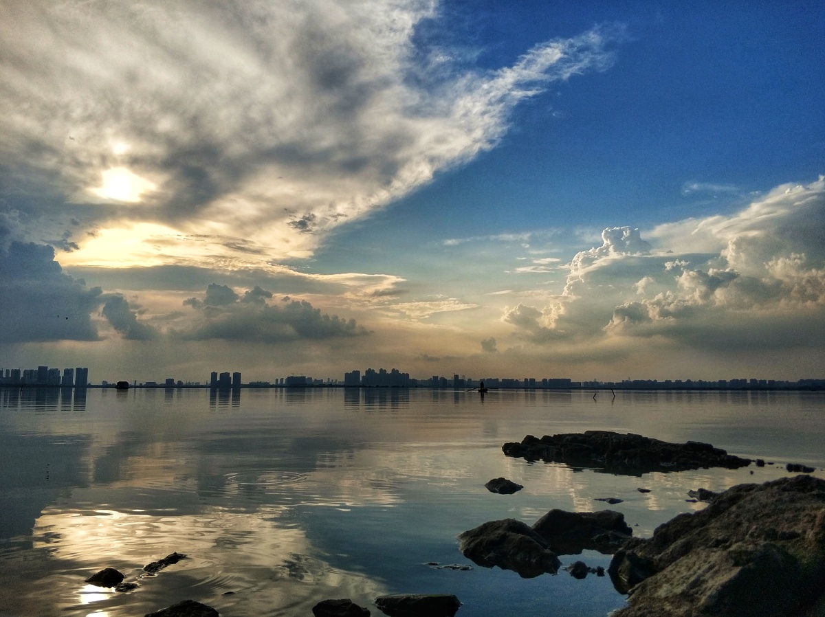 汤逊湖畔梅南山下