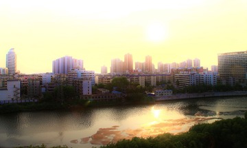 太阳下的三亚河