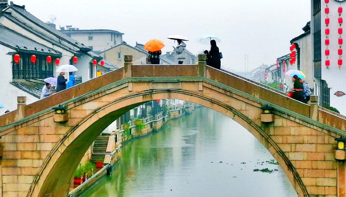桥上雨中观河韵