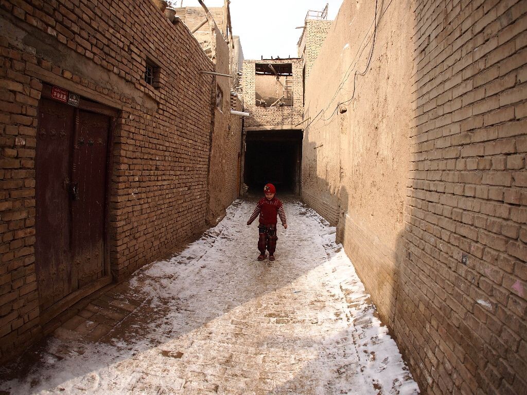 老城里的孩子<br />
喀什葛尔映象-7<br />
在喀什老城家门口独自玩耍的孩子，一个人也能玩得很精彩