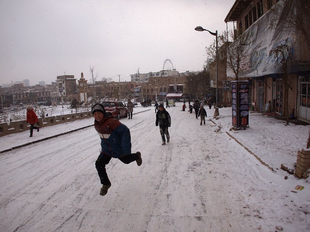 玩雪<br />
喀什葛尔映象-9<br />
玩雪大概是所有种族的孩子都喜欢的一件事了，南疆喀什冬季也不是经常下雪，遇到下大雪孩子们也就特别开心