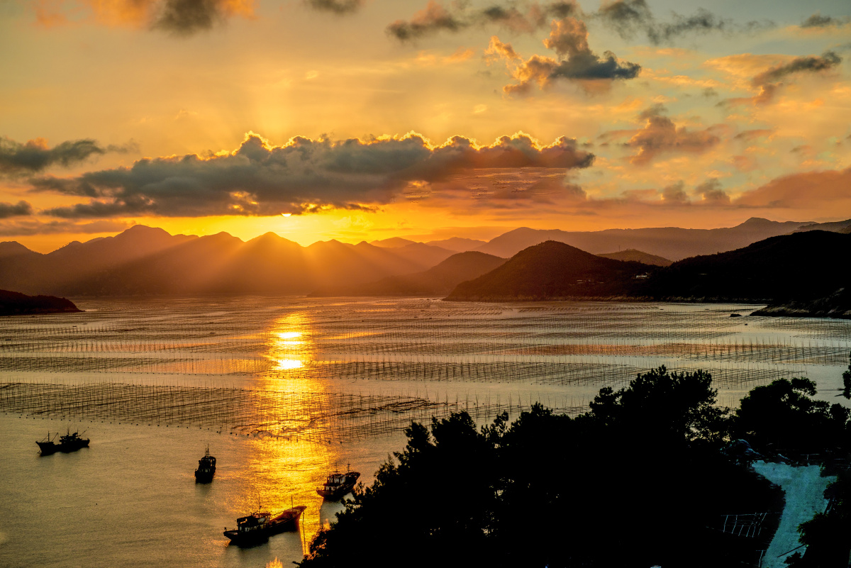 夕阳轰然落在霞浦海岸中,溅起漫天的晚霞,放射出更加绚丽的色彩.