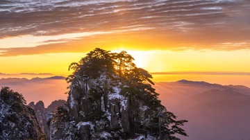 深秋、薄雪、轻雾、暖阳