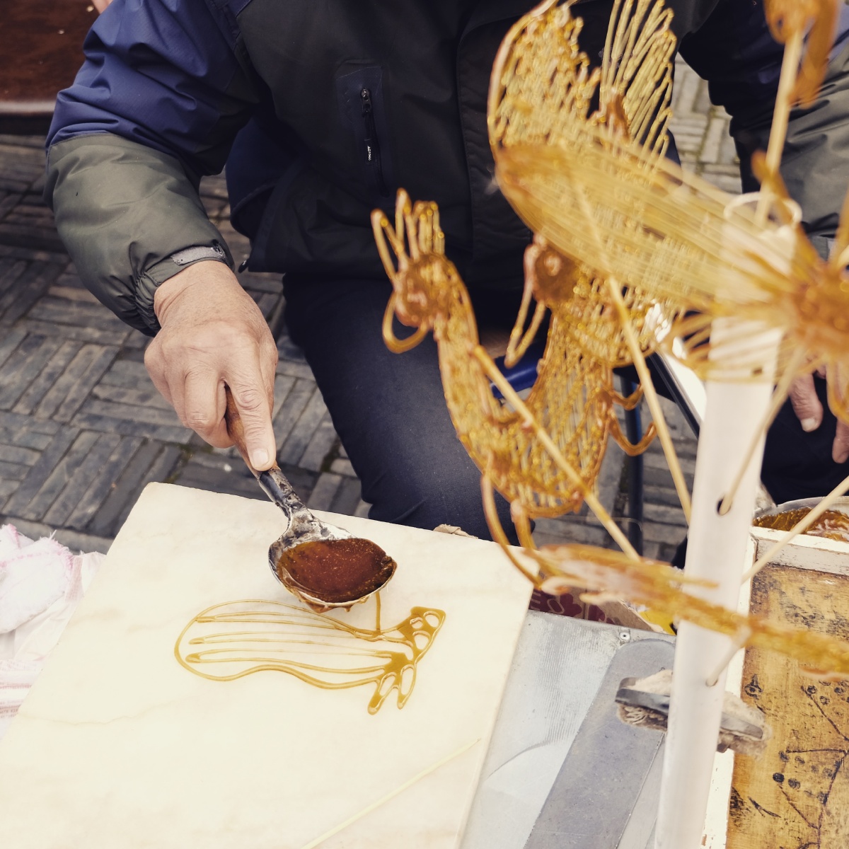 转了一个八坨,转糖摊子的师民间手艺师傅做了个小板龙递给我.