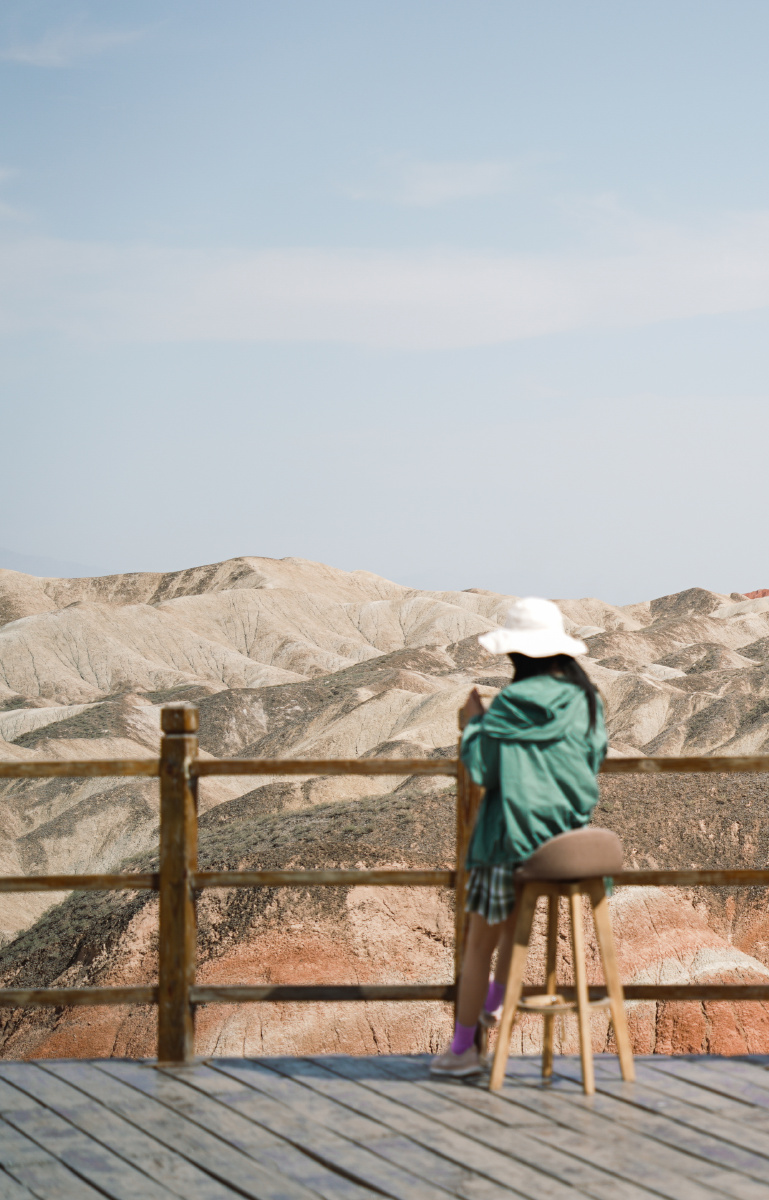 远眺风景的女人