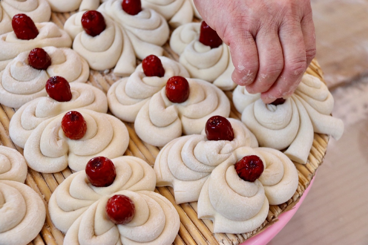枣花馍,寓意红红火火.