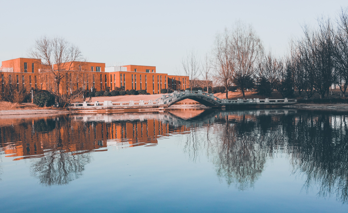 洛阳师范学院的湖景