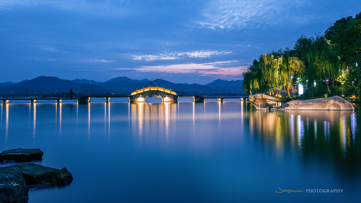 六月(3)—《金牛出水》:相传汉代西湖湖底有一头金牛,每当湖水干涸时
